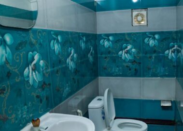 1 bed Deluxe bedroom bathroom